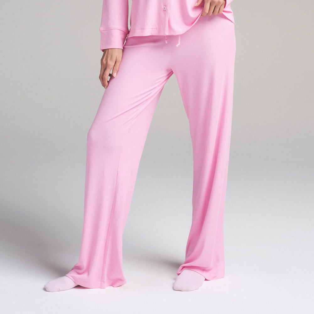 SKIMS SOFT LOUNGE SLEEP PANT LIMITED EDITION: BUBBLE GUM MEDIUM